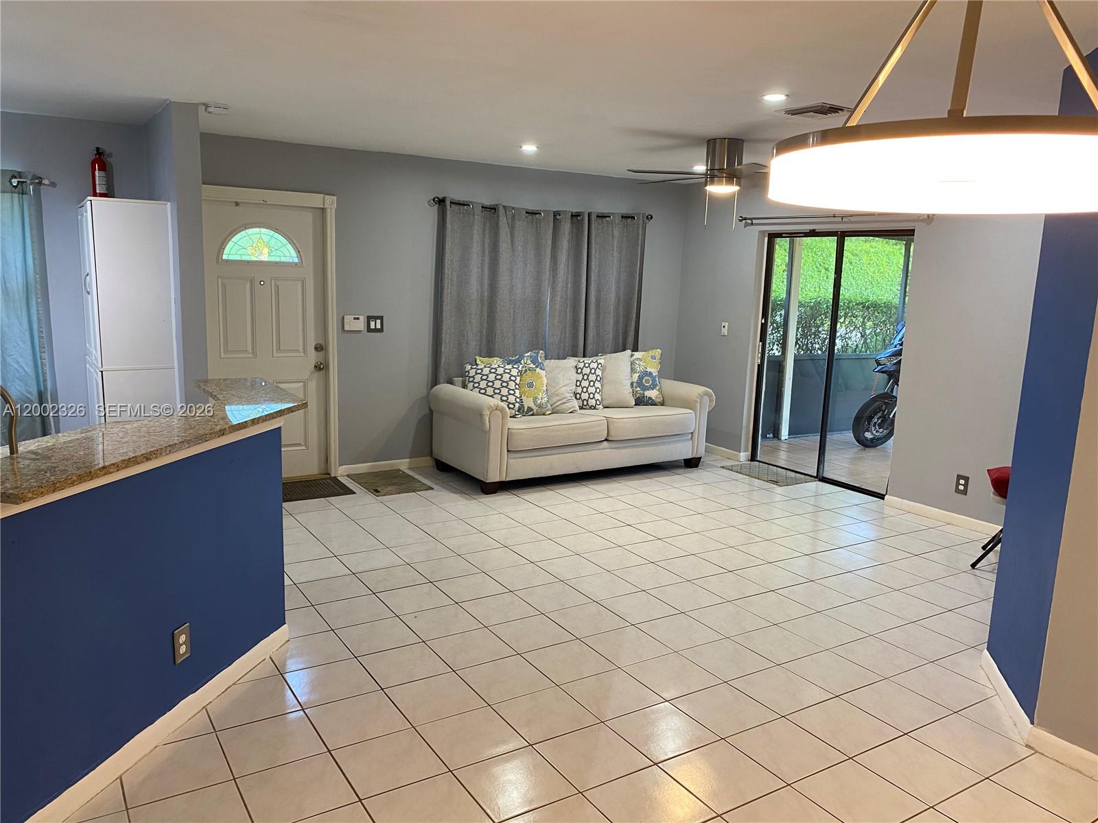 COUNTRY LAKE - Residential Lease