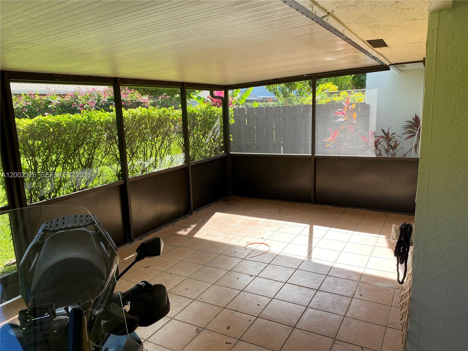 COUNTRY LAKE - Residential Lease