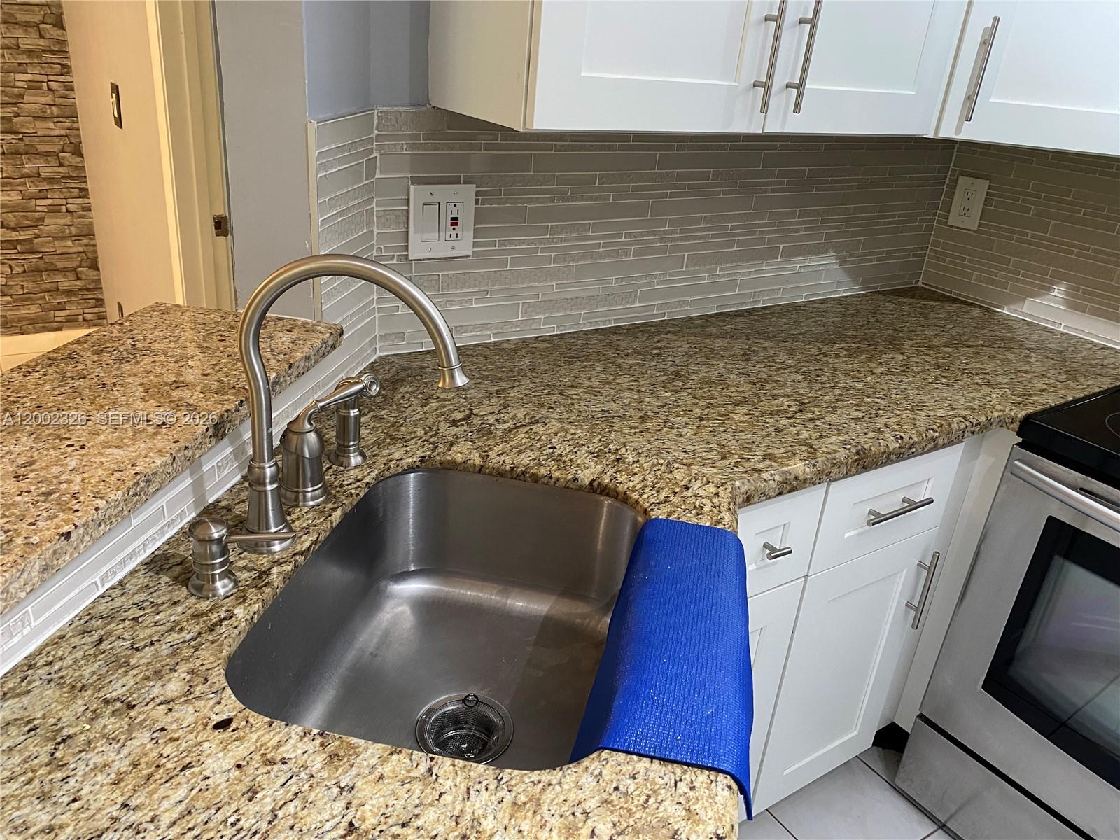 COUNTRY LAKE - Residential Lease