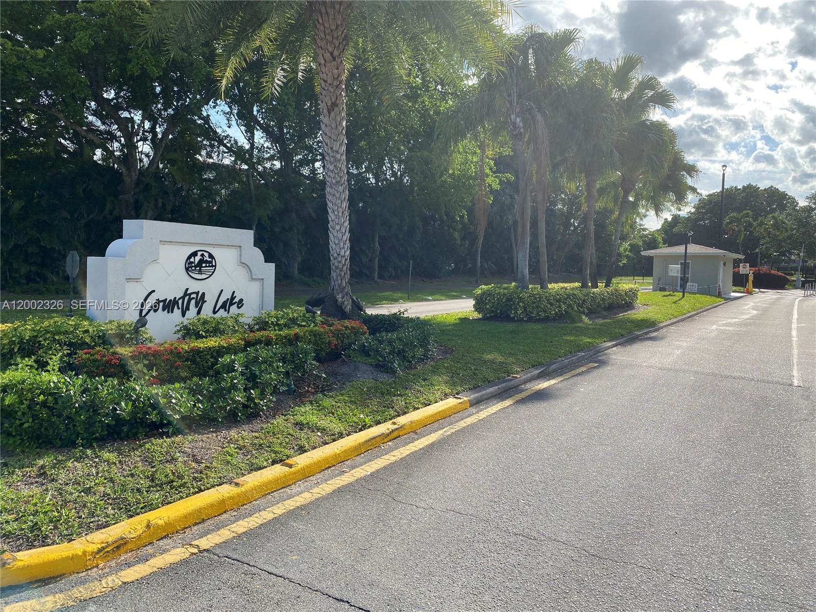 COUNTRY LAKE - Residential Lease