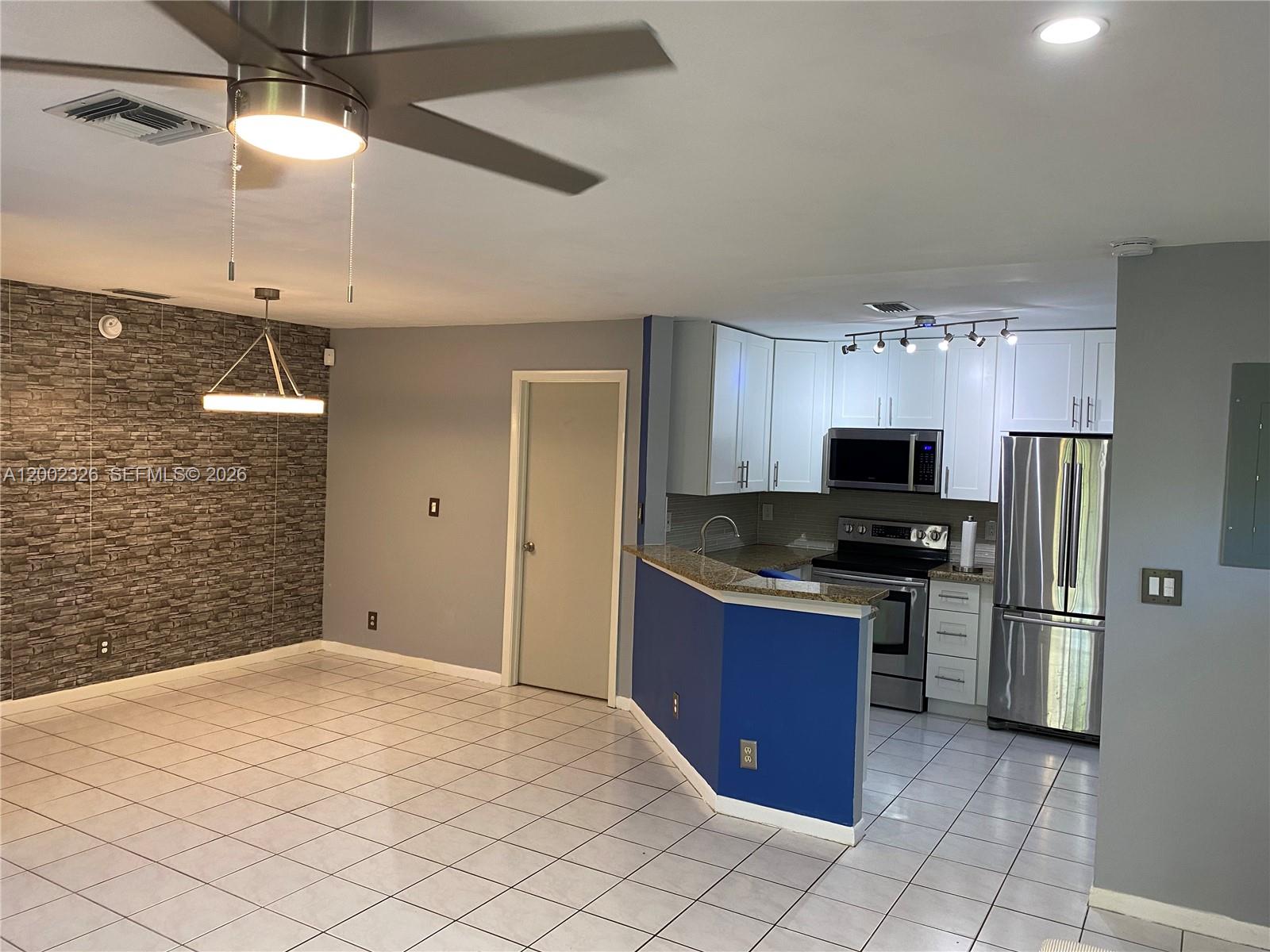 COUNTRY LAKE - Residential Lease