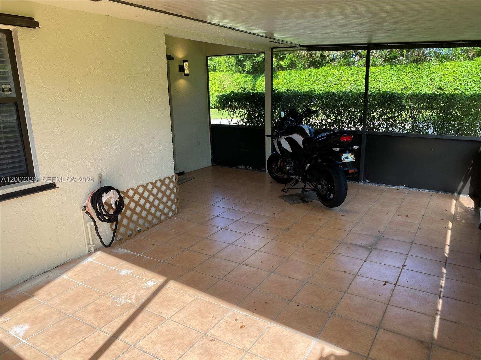 COUNTRY LAKE - Residential Lease