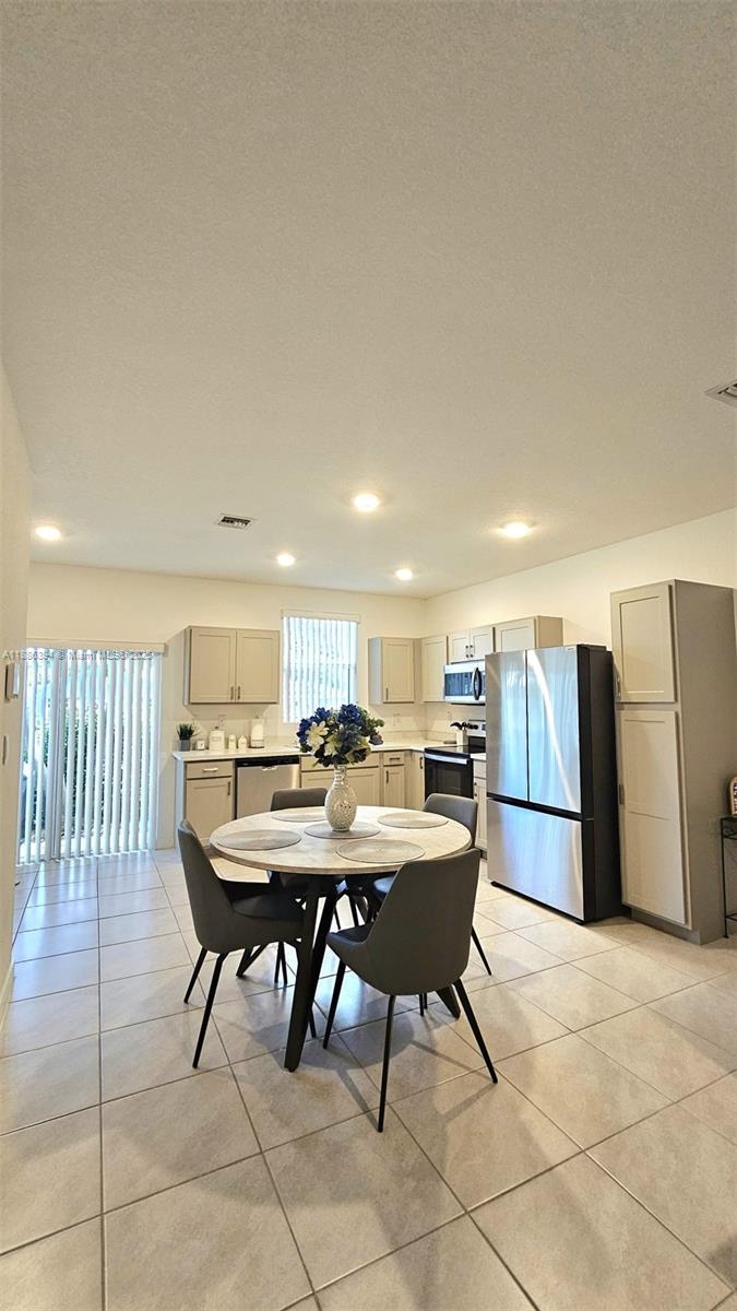 HIGHLAND OAKS - Residential Lease