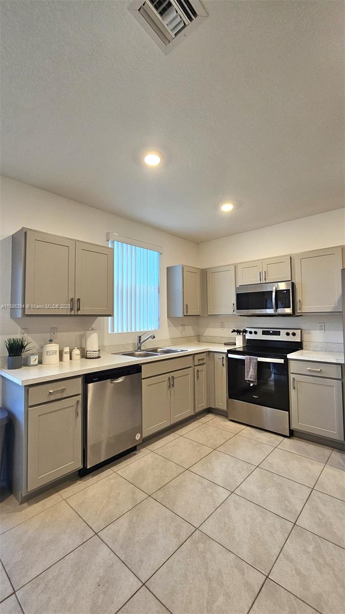 HIGHLAND OAKS - Residential Lease