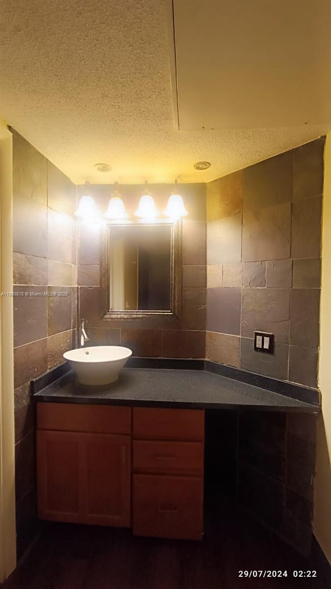 LAKEVIEW CLUB CONDO - Residential Lease