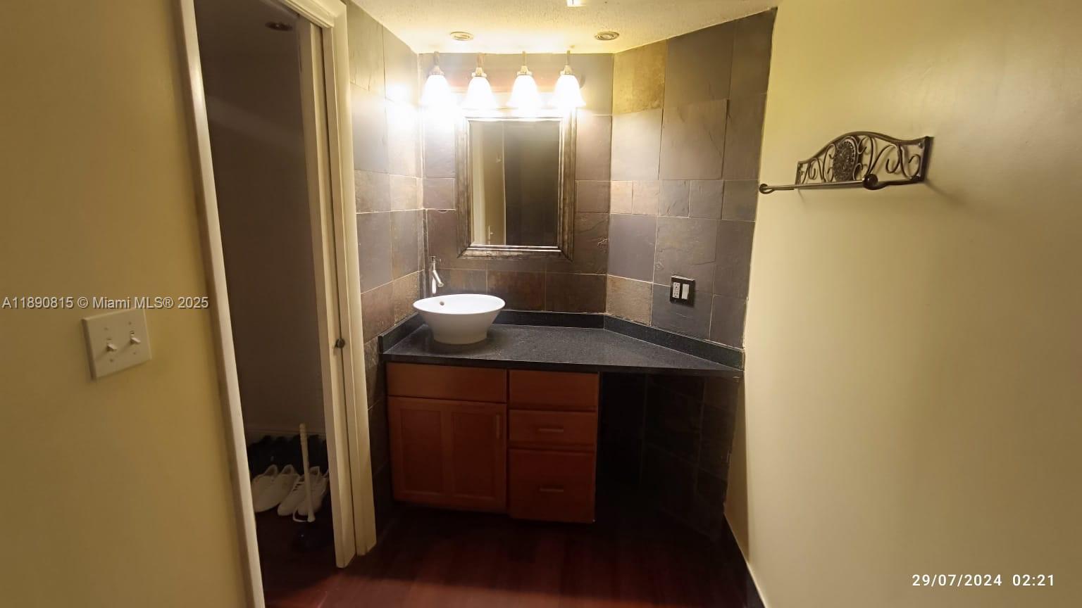 LAKEVIEW CLUB CONDO - Residential Lease