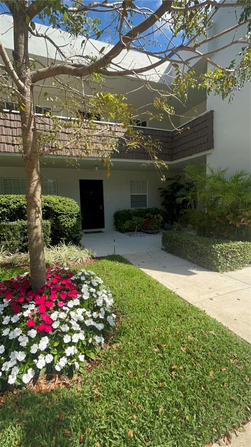 Welcome to your dream Condo in Palm-Air! This stunning property boasts 3 spacious bedrooms, 2 luxurious
bathrooms, and a community pool for your enjoyment. The kitchen features beautiful Formica counters and white
appliances, while the tile flooring throughout adds a touch of elegance. Enjoy peaceful garden views from the first-
floor entrance, and take advantage of the convenience of guest parking and parking right in front of your door. The
furniture is prime and adds a touch of sophistication to the space. The walk-in closet provides ample storage space,
and the laundry is on-site. Located in a prime location, this villa offers easy access to shopping, dining, and
entertainment options.