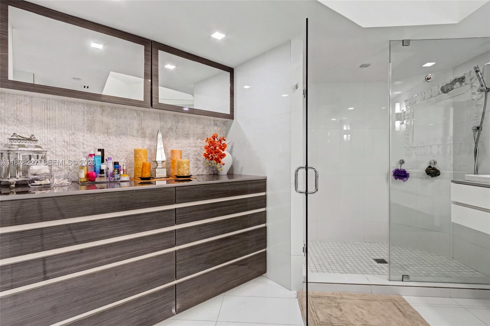 SOUTH TOWER AT THE POINT - Residential