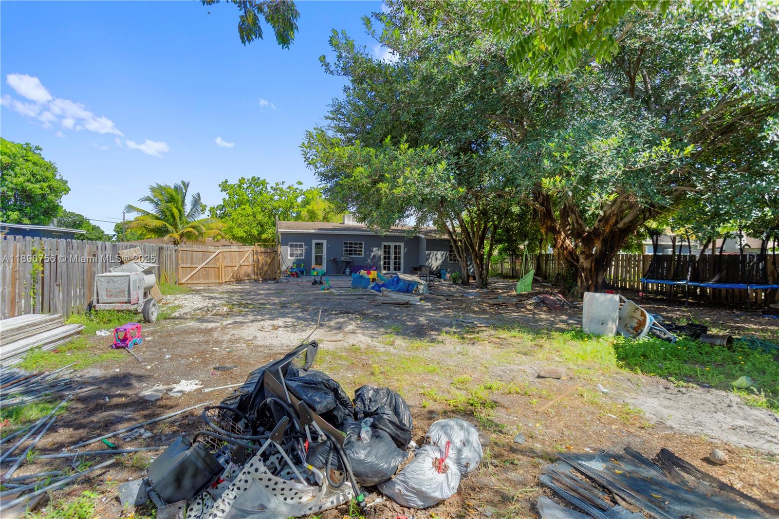 HOLLYWOOD COUNTRY ESTATES - Residential