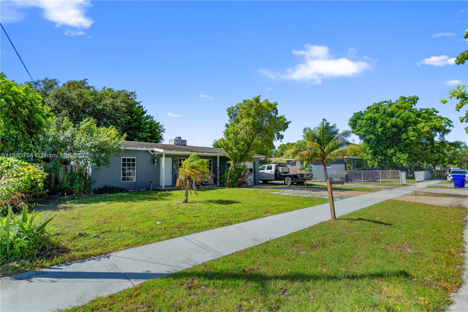 HOLLYWOOD COUNTRY ESTATES - Residential