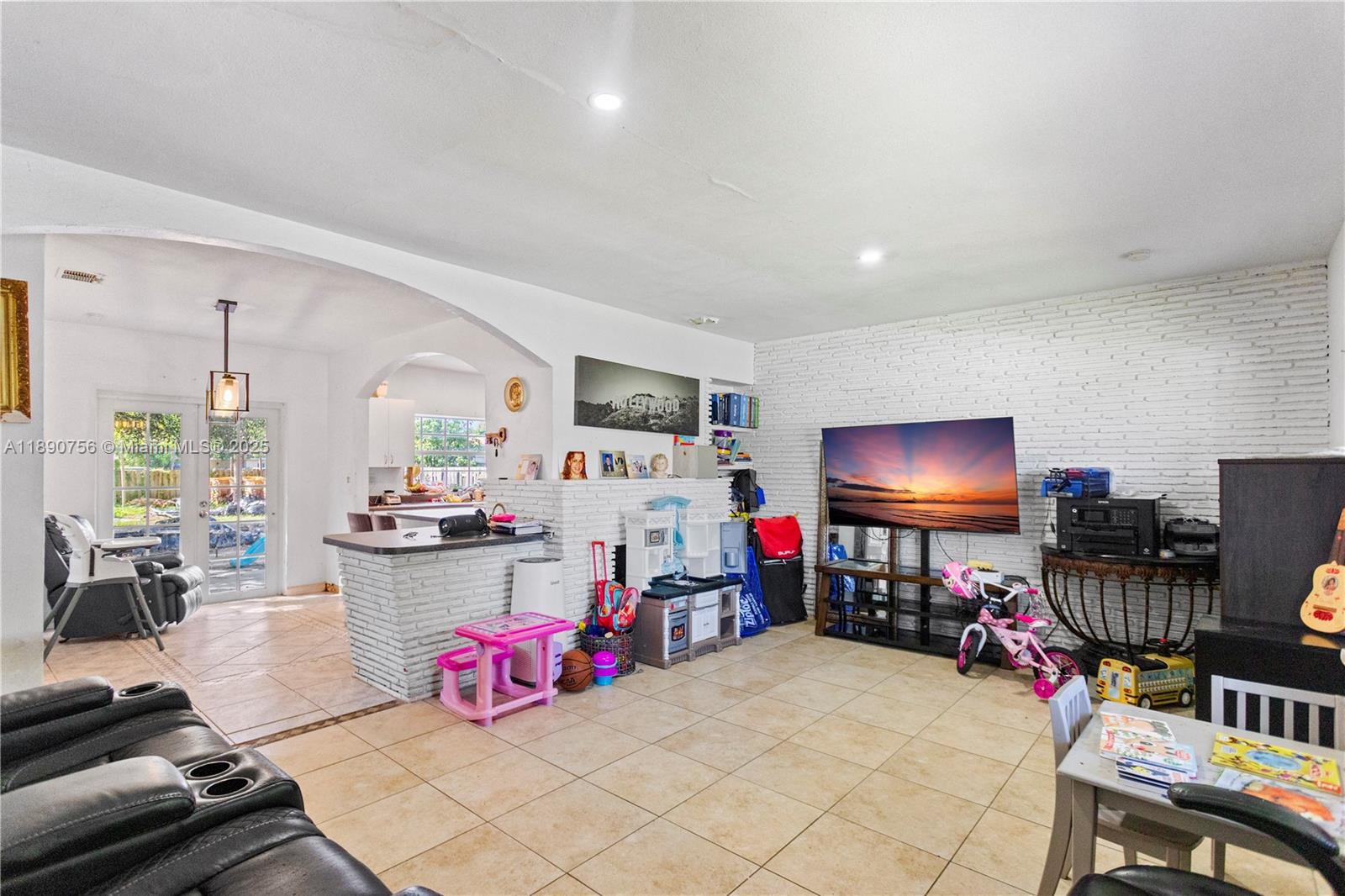 HOLLYWOOD COUNTRY ESTATES - Residential