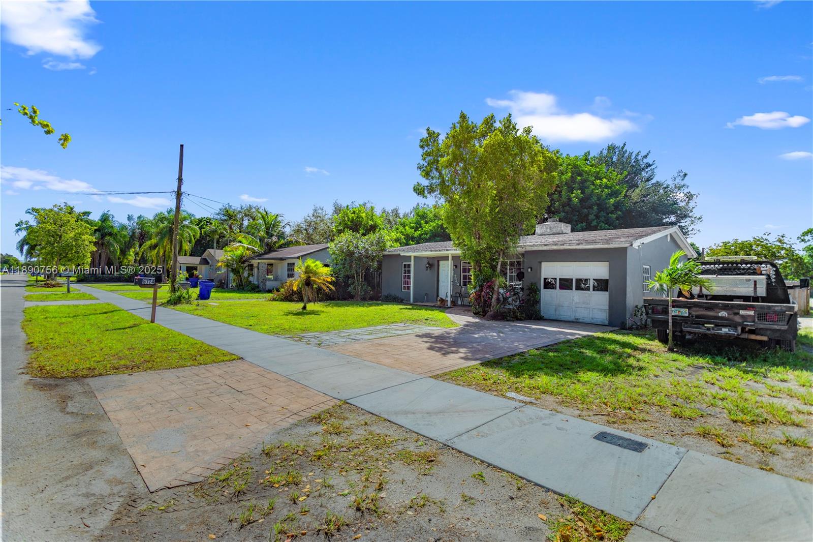 HOLLYWOOD COUNTRY ESTATES - Residential