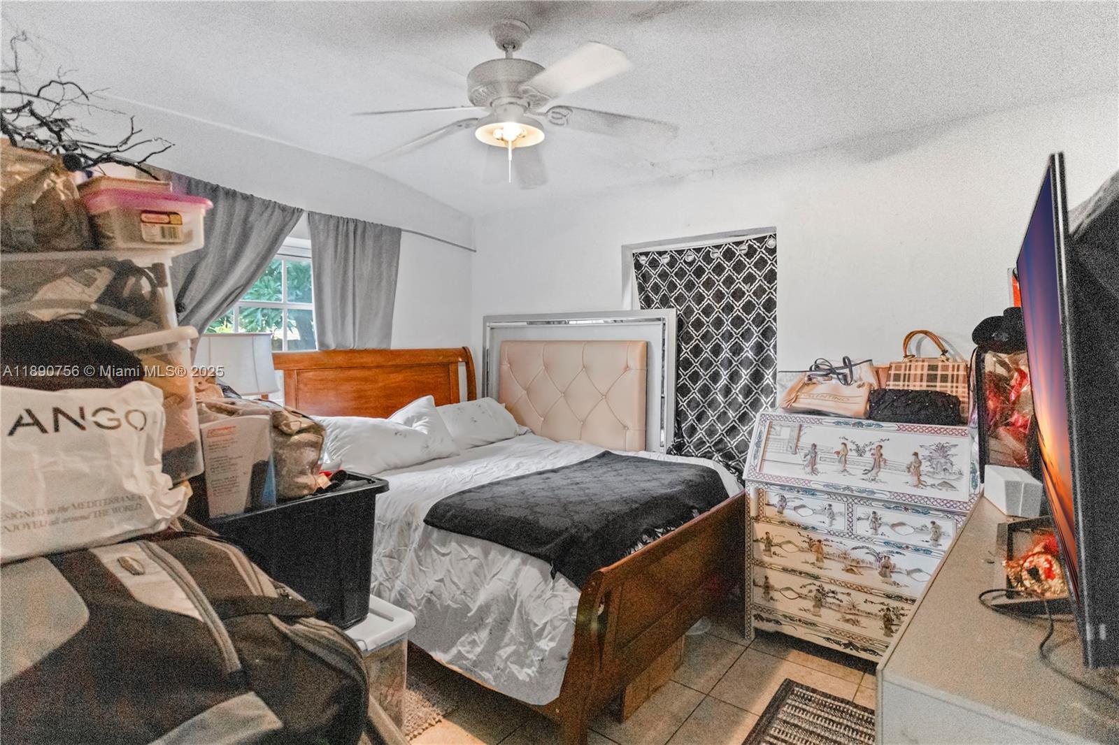 HOLLYWOOD COUNTRY ESTATES - Residential