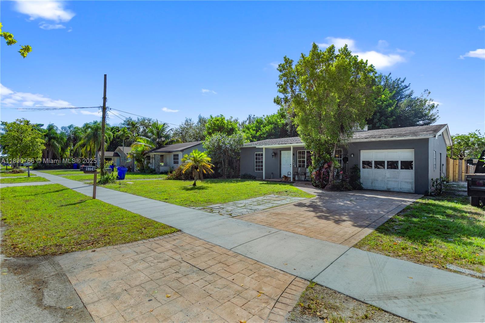 HOLLYWOOD COUNTRY ESTATES - Residential