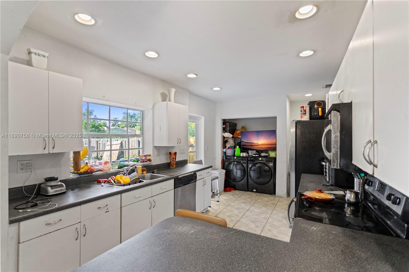 HOLLYWOOD COUNTRY ESTATES - Residential
