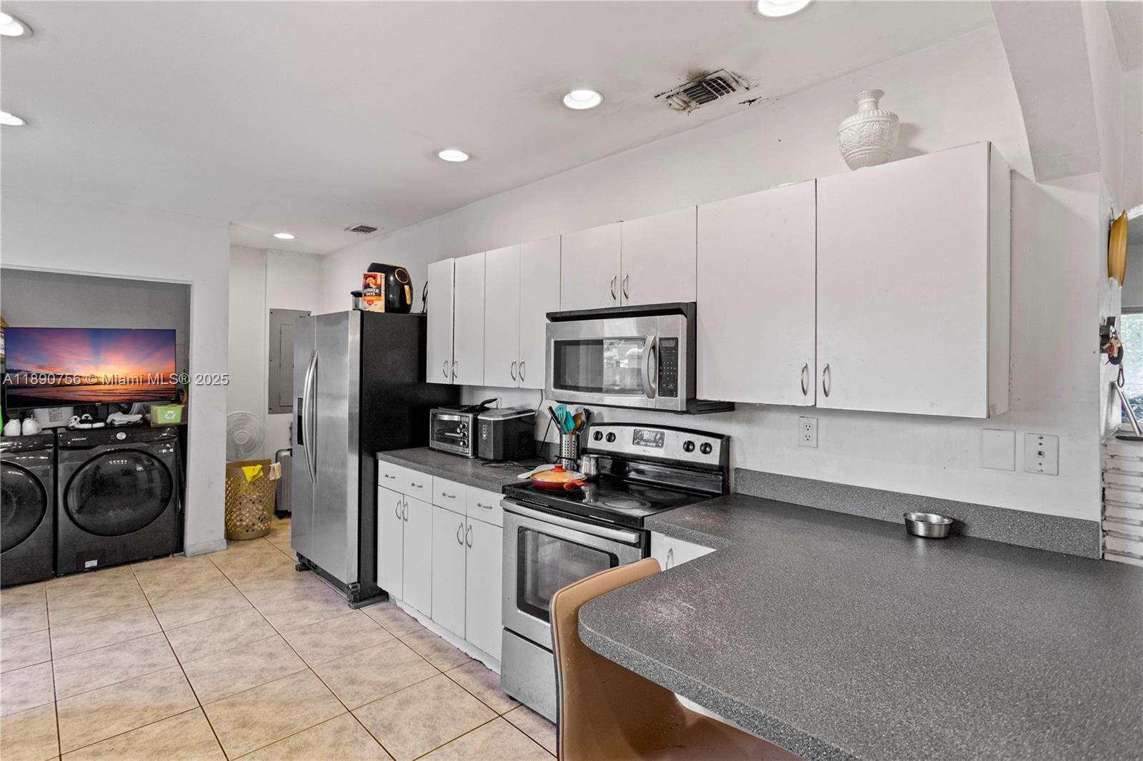 HOLLYWOOD COUNTRY ESTATES - Residential