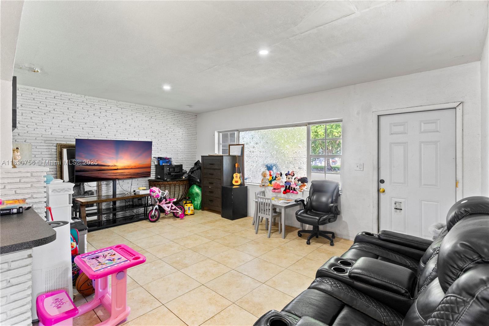 HOLLYWOOD COUNTRY ESTATES - Residential