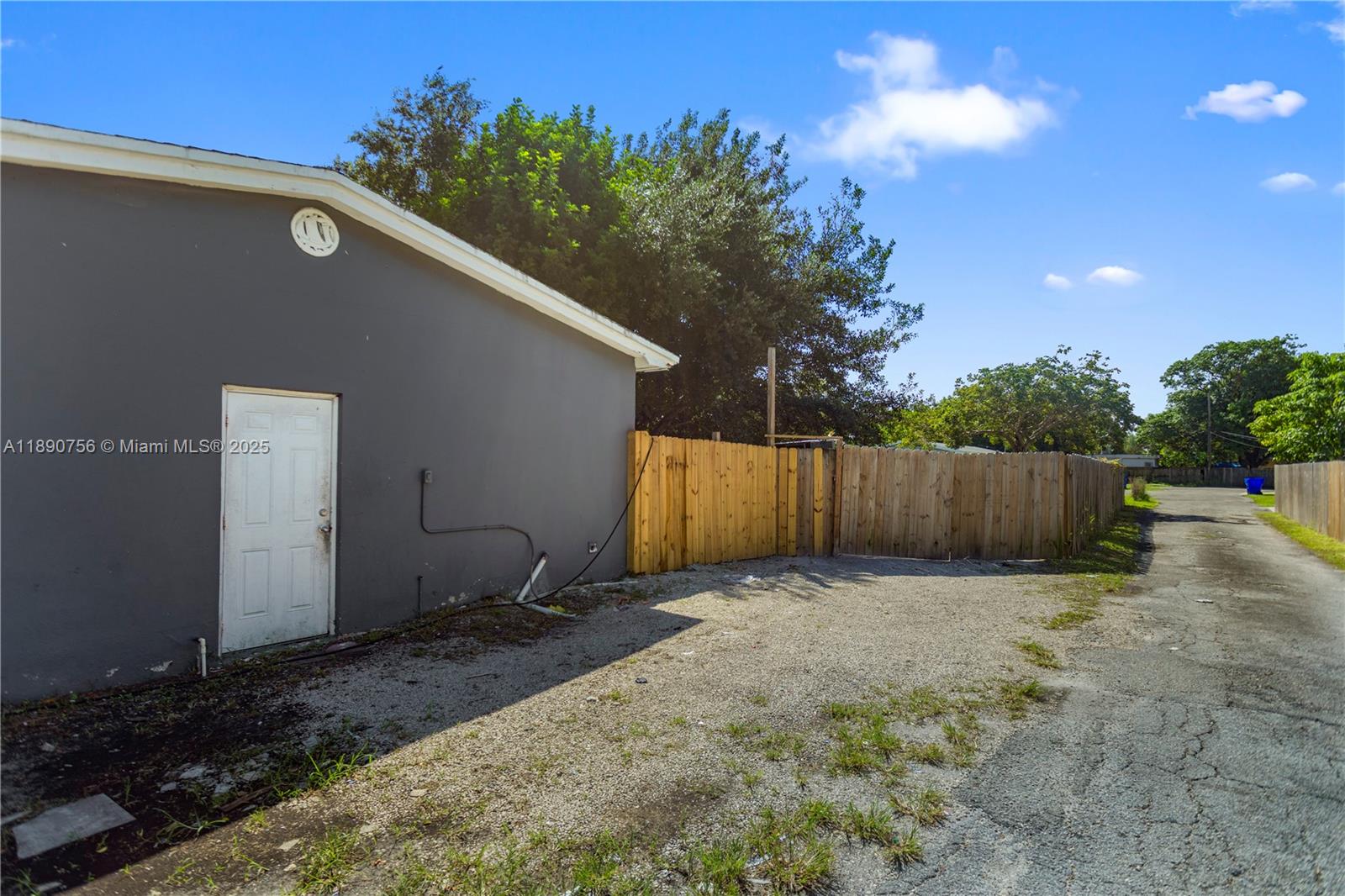 HOLLYWOOD COUNTRY ESTATES - Residential