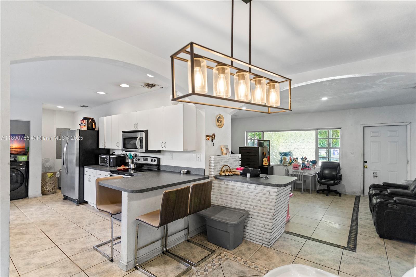 HOLLYWOOD COUNTRY ESTATES - Residential