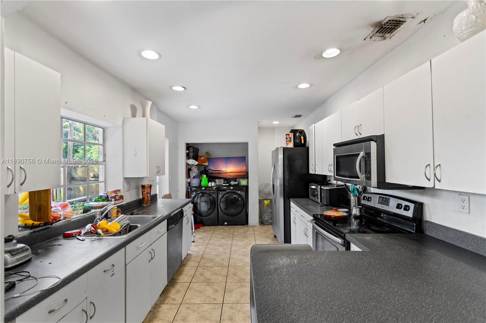 HOLLYWOOD COUNTRY ESTATES - Residential
