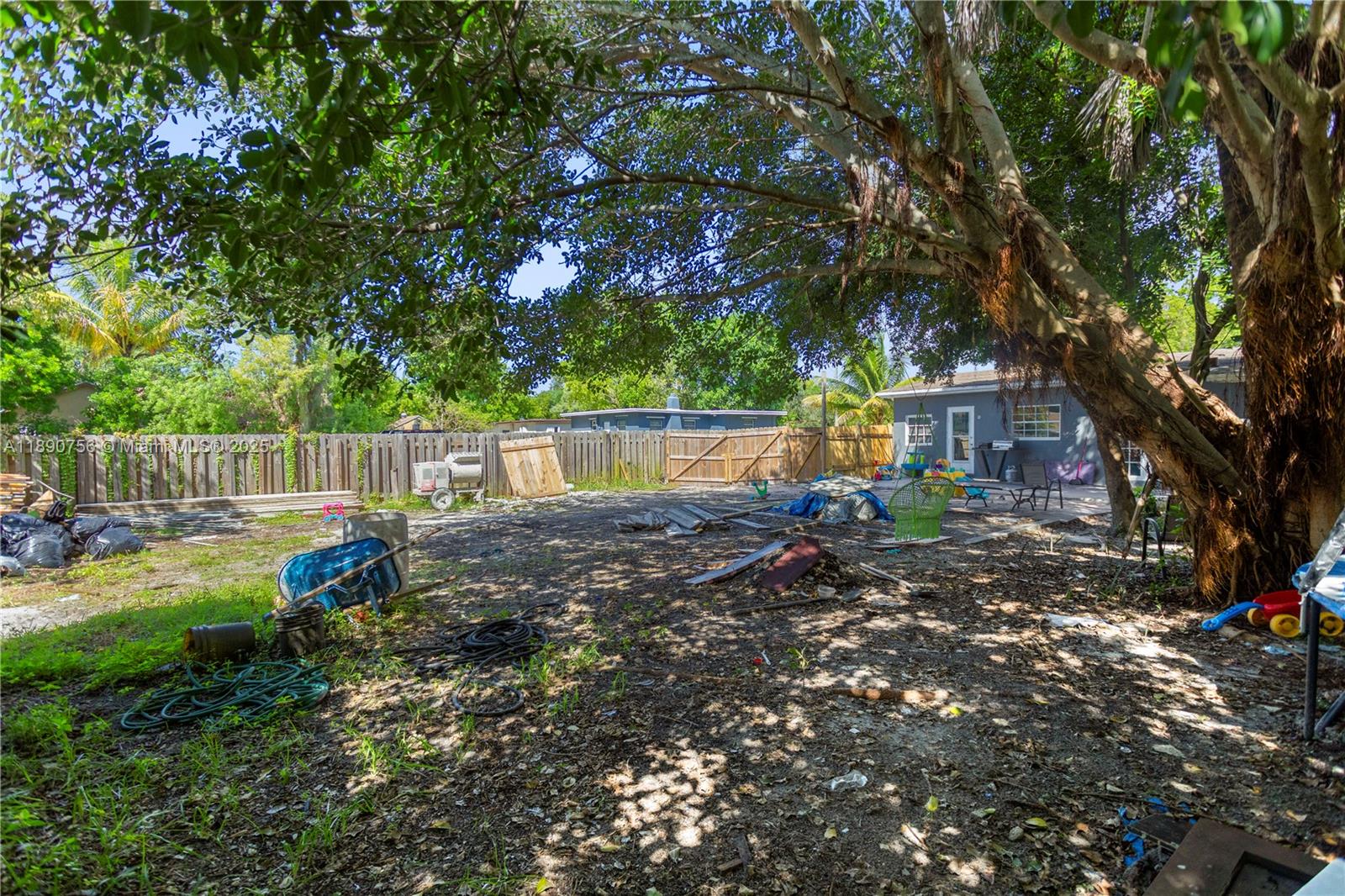 HOLLYWOOD COUNTRY ESTATES - Residential