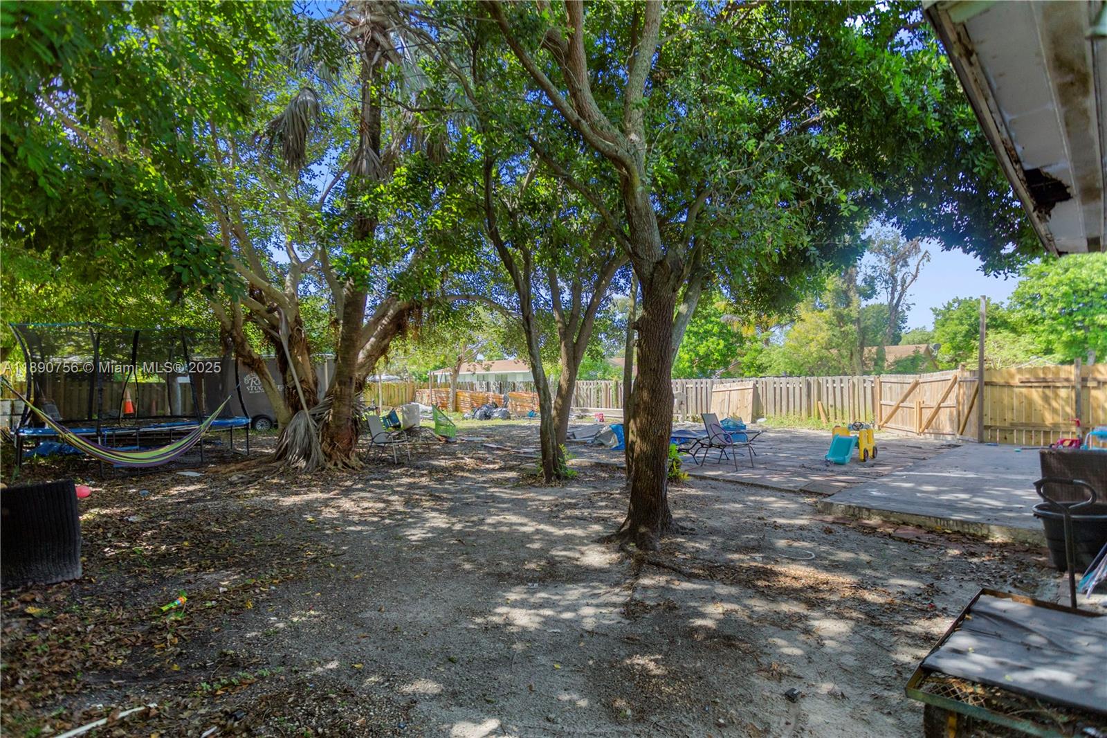HOLLYWOOD COUNTRY ESTATES - Residential