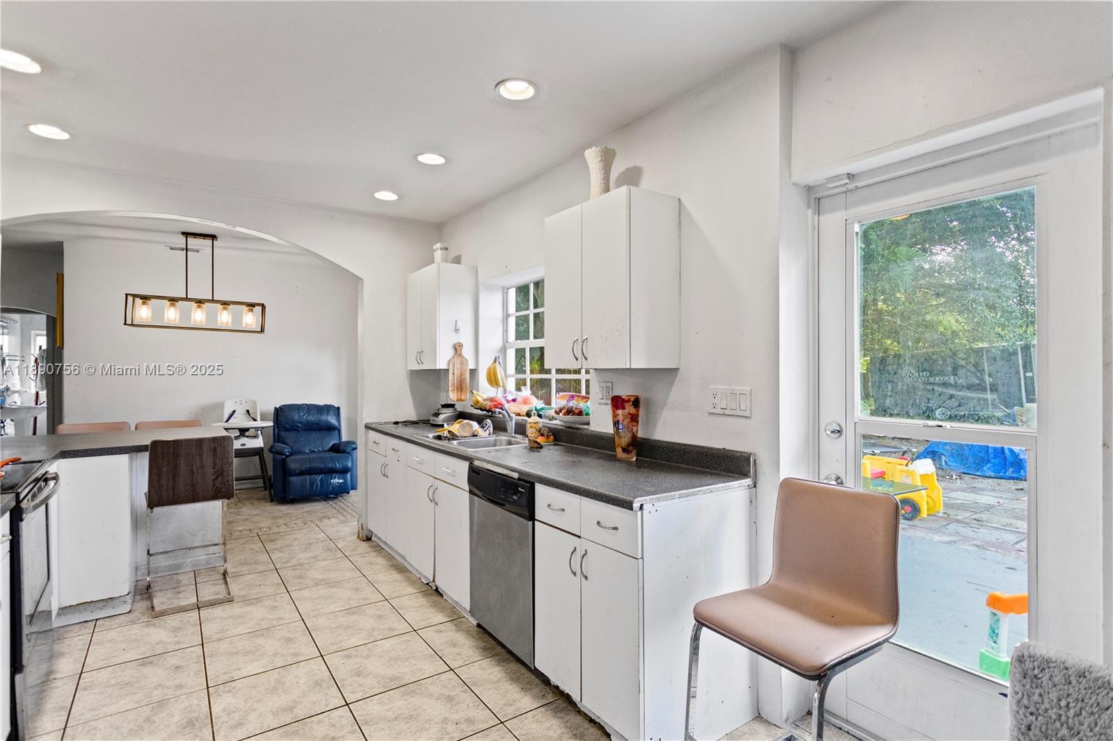 HOLLYWOOD COUNTRY ESTATES - Residential