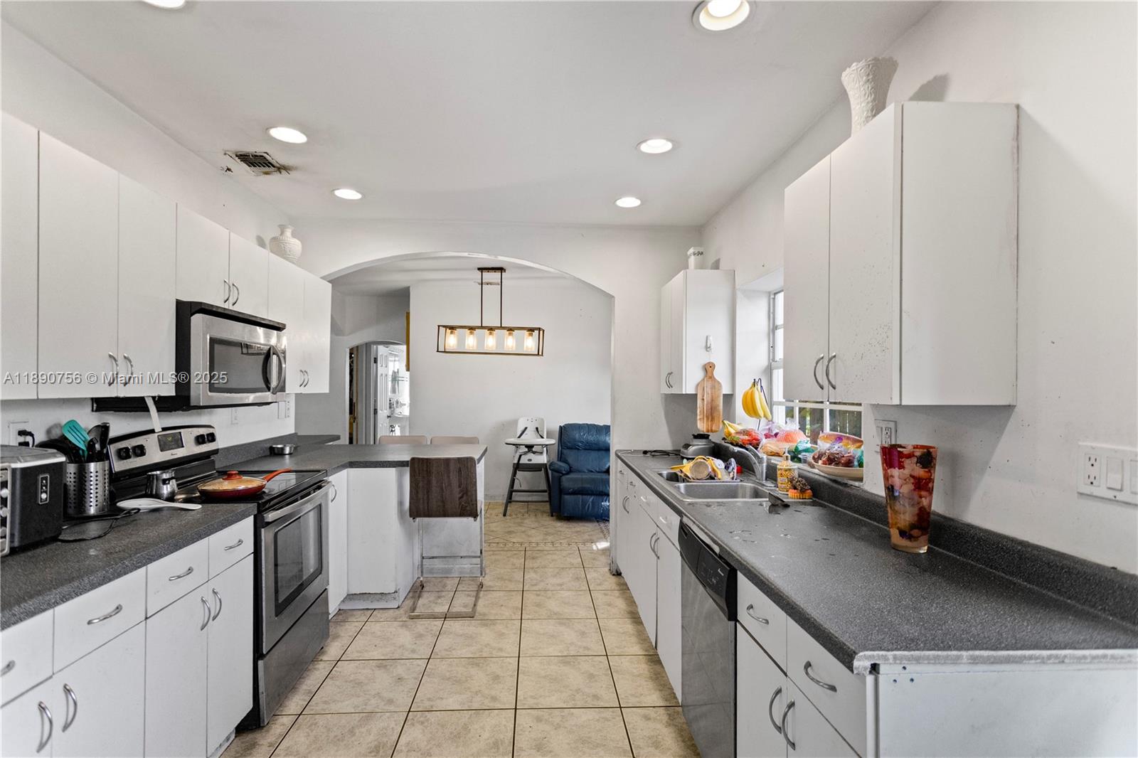 HOLLYWOOD COUNTRY ESTATES - Residential