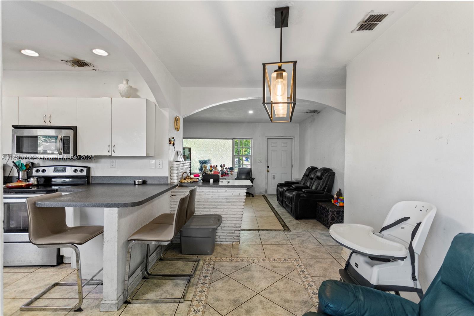 HOLLYWOOD COUNTRY ESTATES - Residential