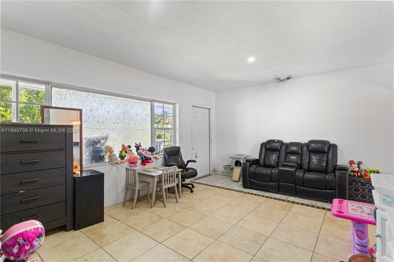 HOLLYWOOD COUNTRY ESTATES - Residential