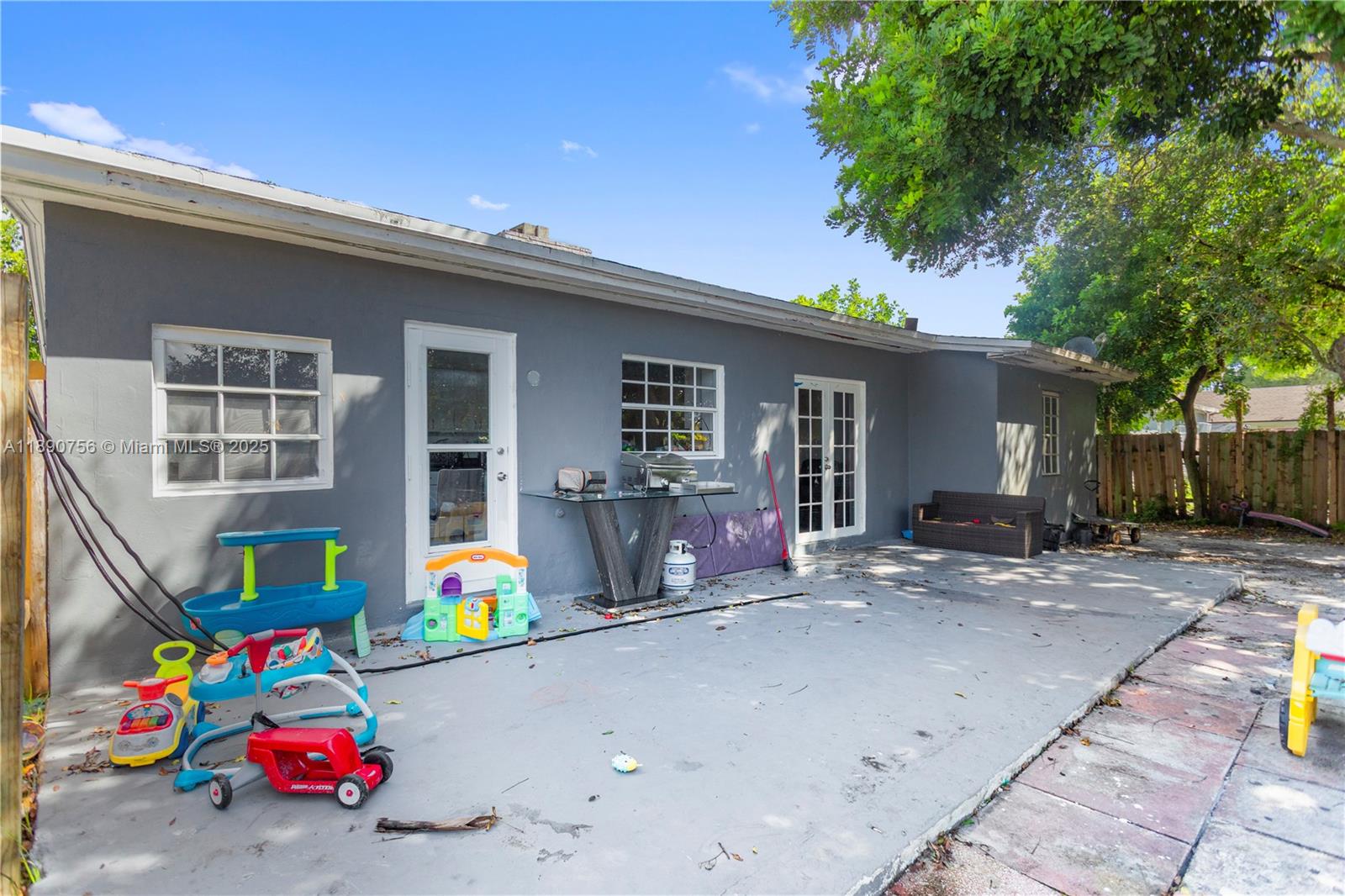 HOLLYWOOD COUNTRY ESTATES - Residential