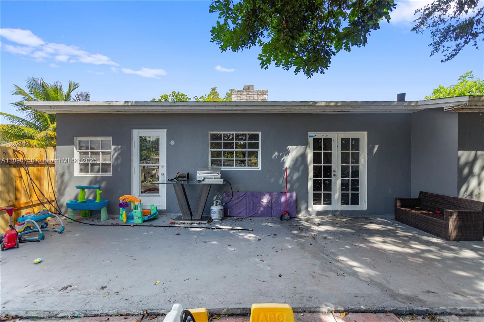 HOLLYWOOD COUNTRY ESTATES - Residential