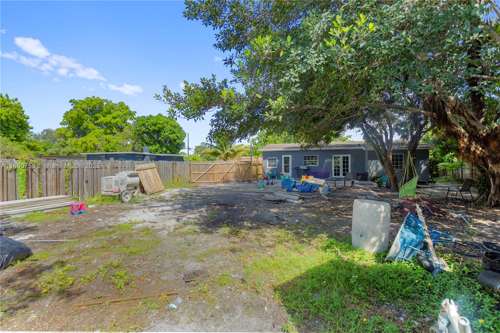 HOLLYWOOD COUNTRY ESTATES - Residential