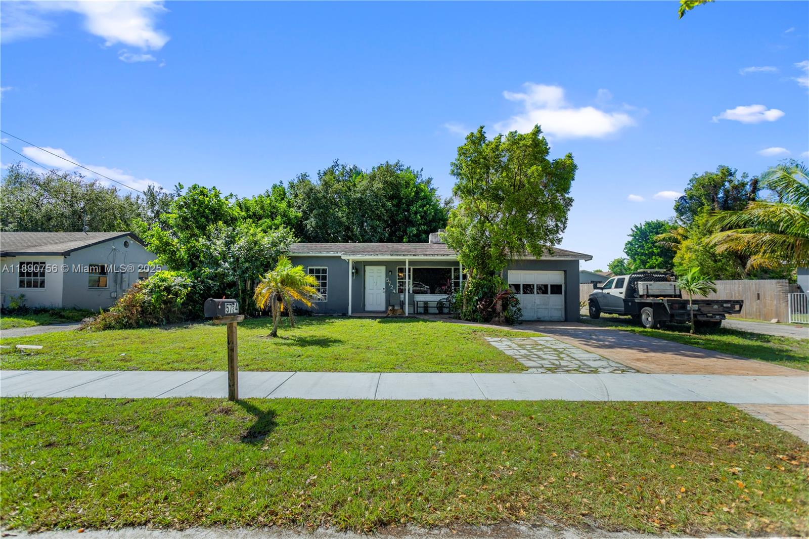 HOLLYWOOD COUNTRY ESTATES - Residential