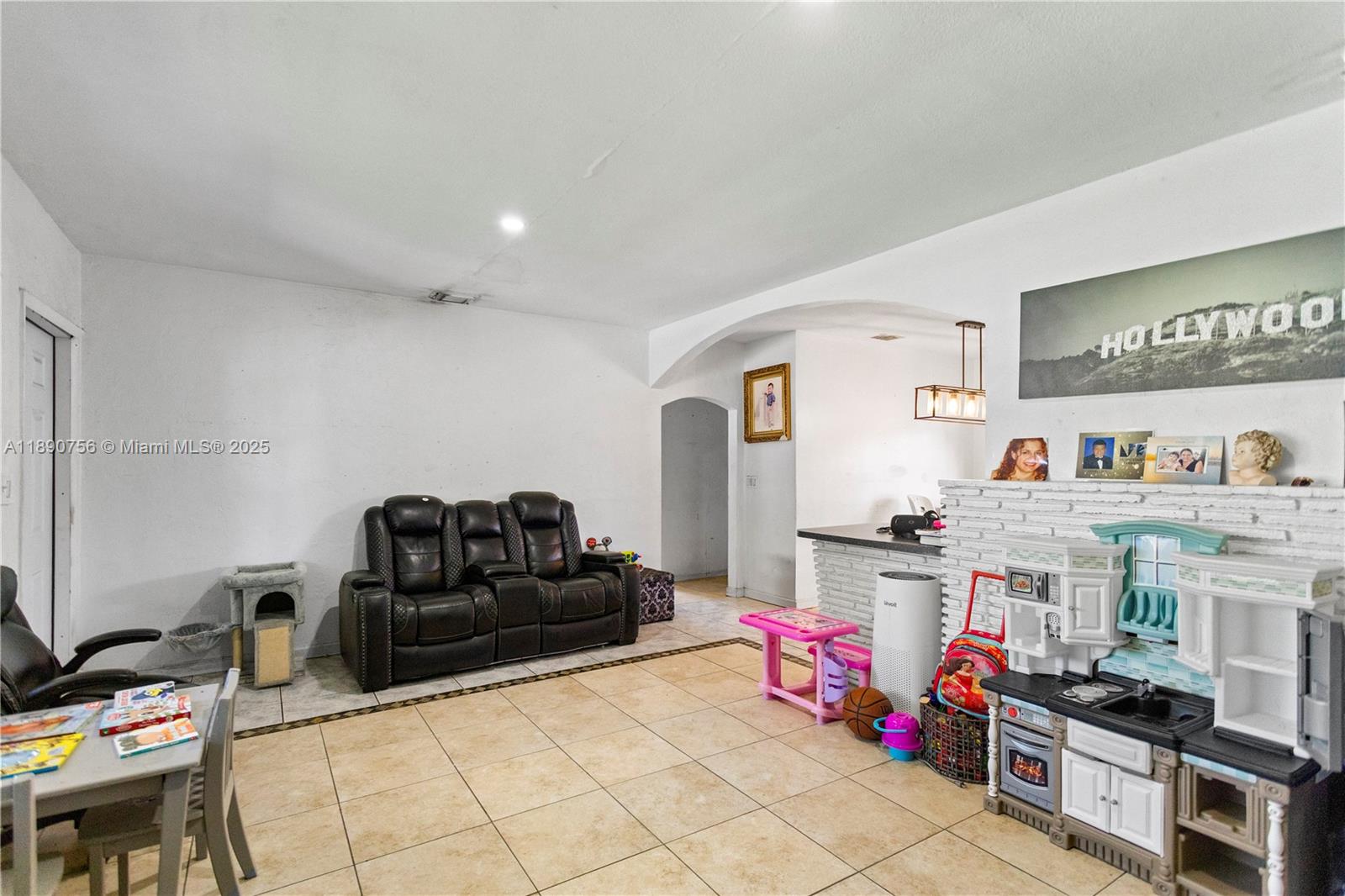HOLLYWOOD COUNTRY ESTATES - Residential