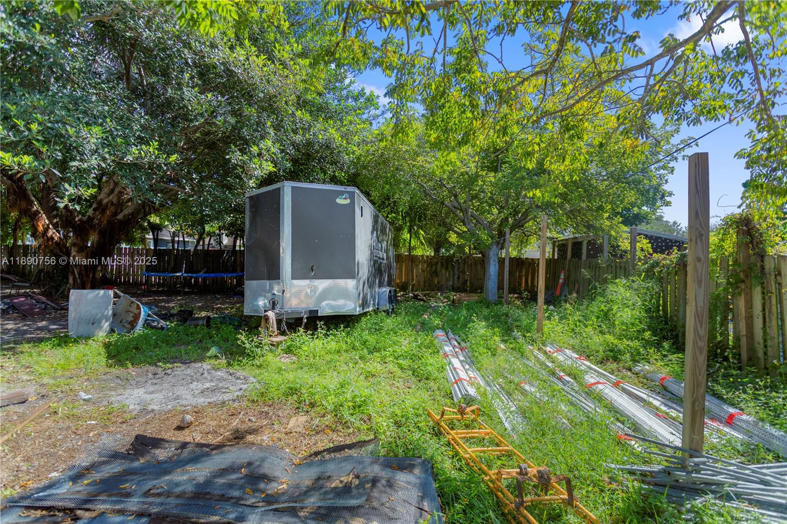 HOLLYWOOD COUNTRY ESTATES - Residential