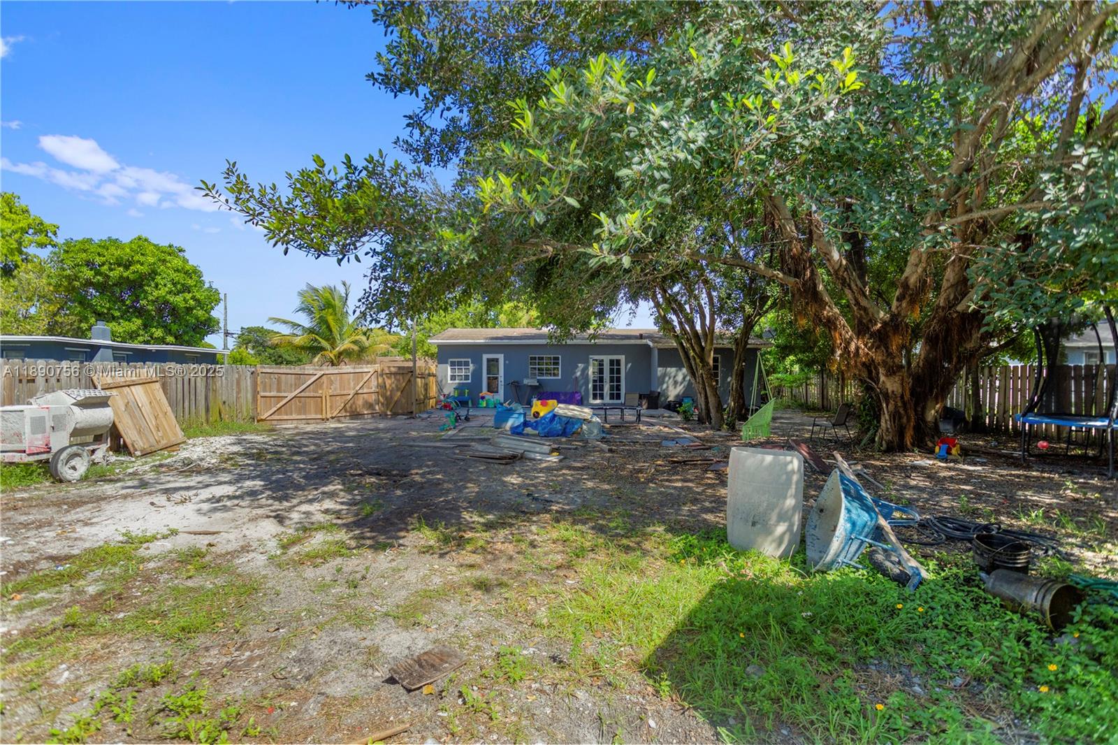 HOLLYWOOD COUNTRY ESTATES - Residential