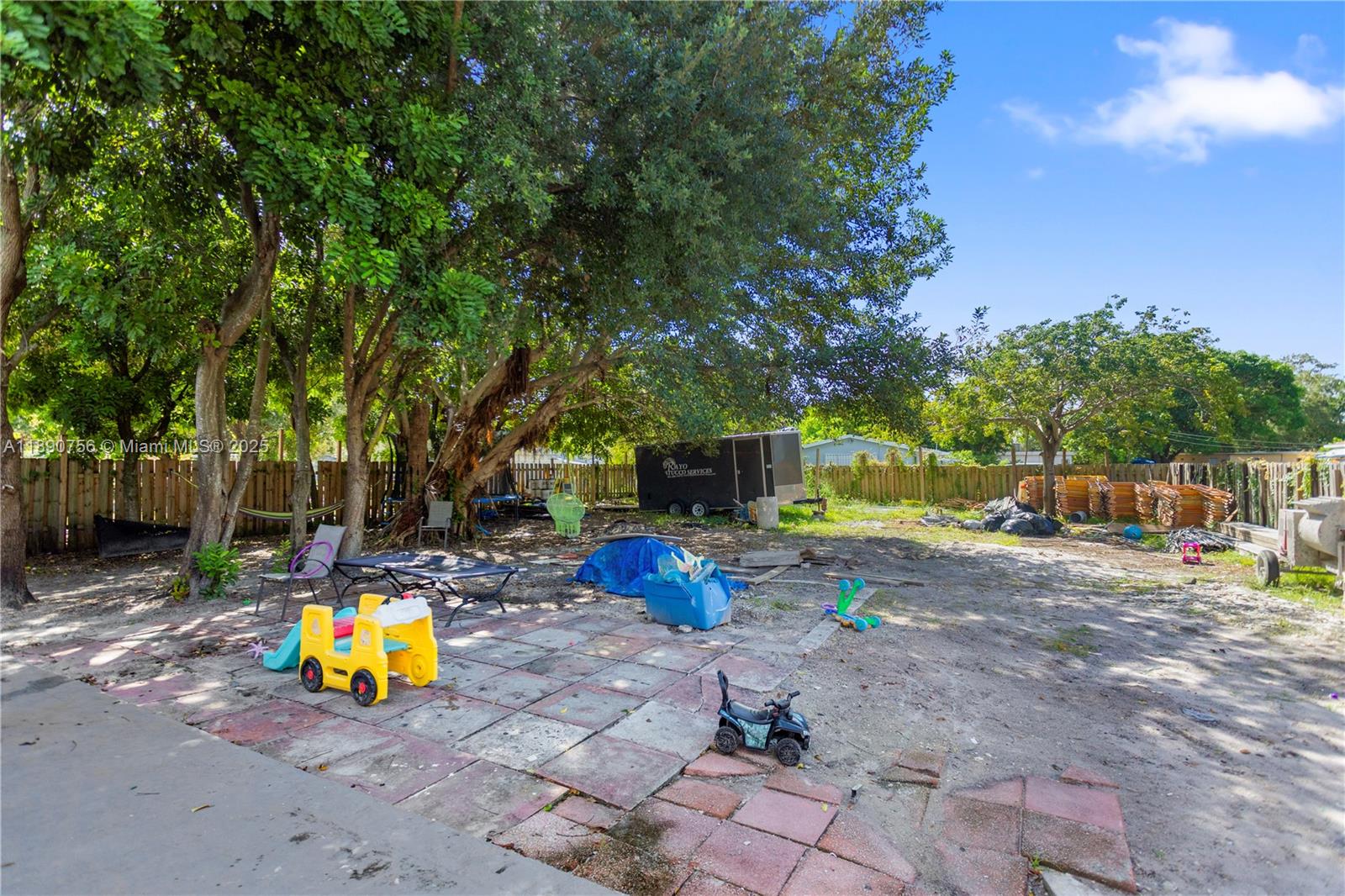 HOLLYWOOD COUNTRY ESTATES - Residential