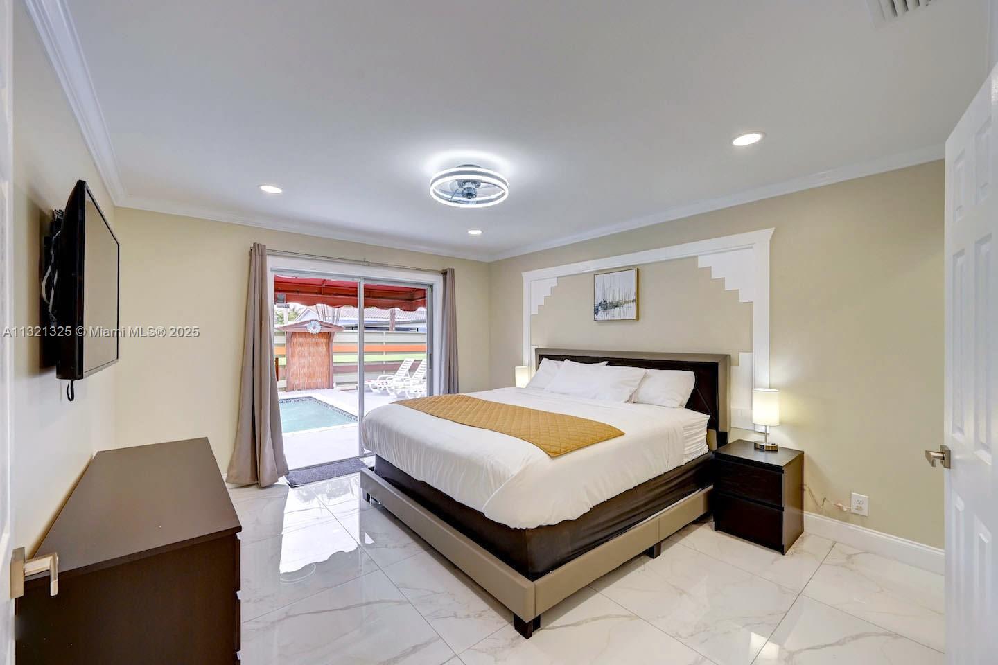 COUNTRY CLUB HOMES - Residential Lease