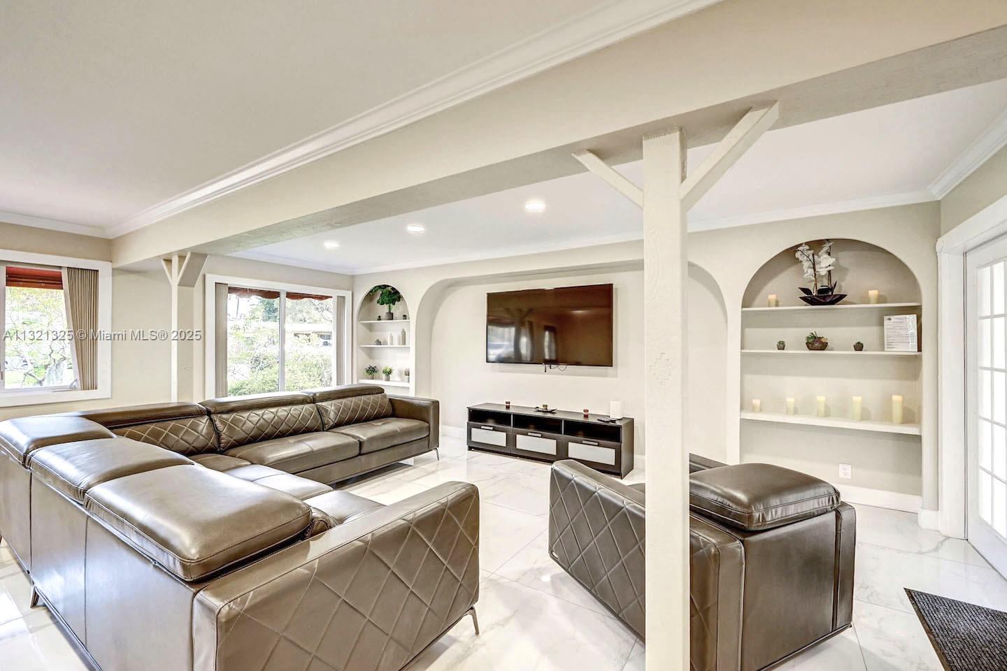 COUNTRY CLUB HOMES - Residential Lease