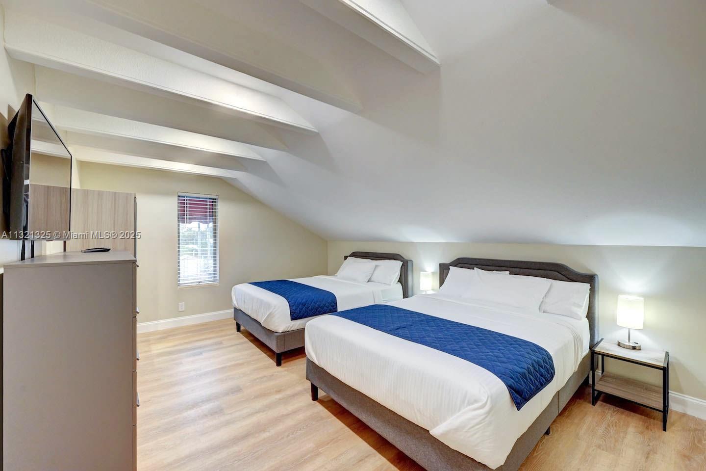 COUNTRY CLUB HOMES - Residential Lease