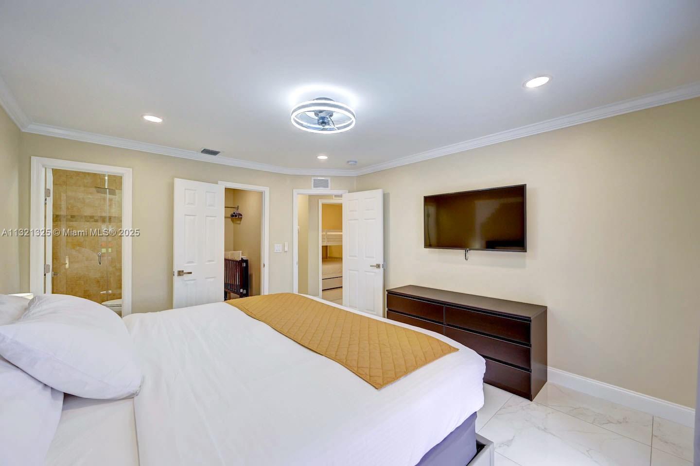 COUNTRY CLUB HOMES - Residential Lease