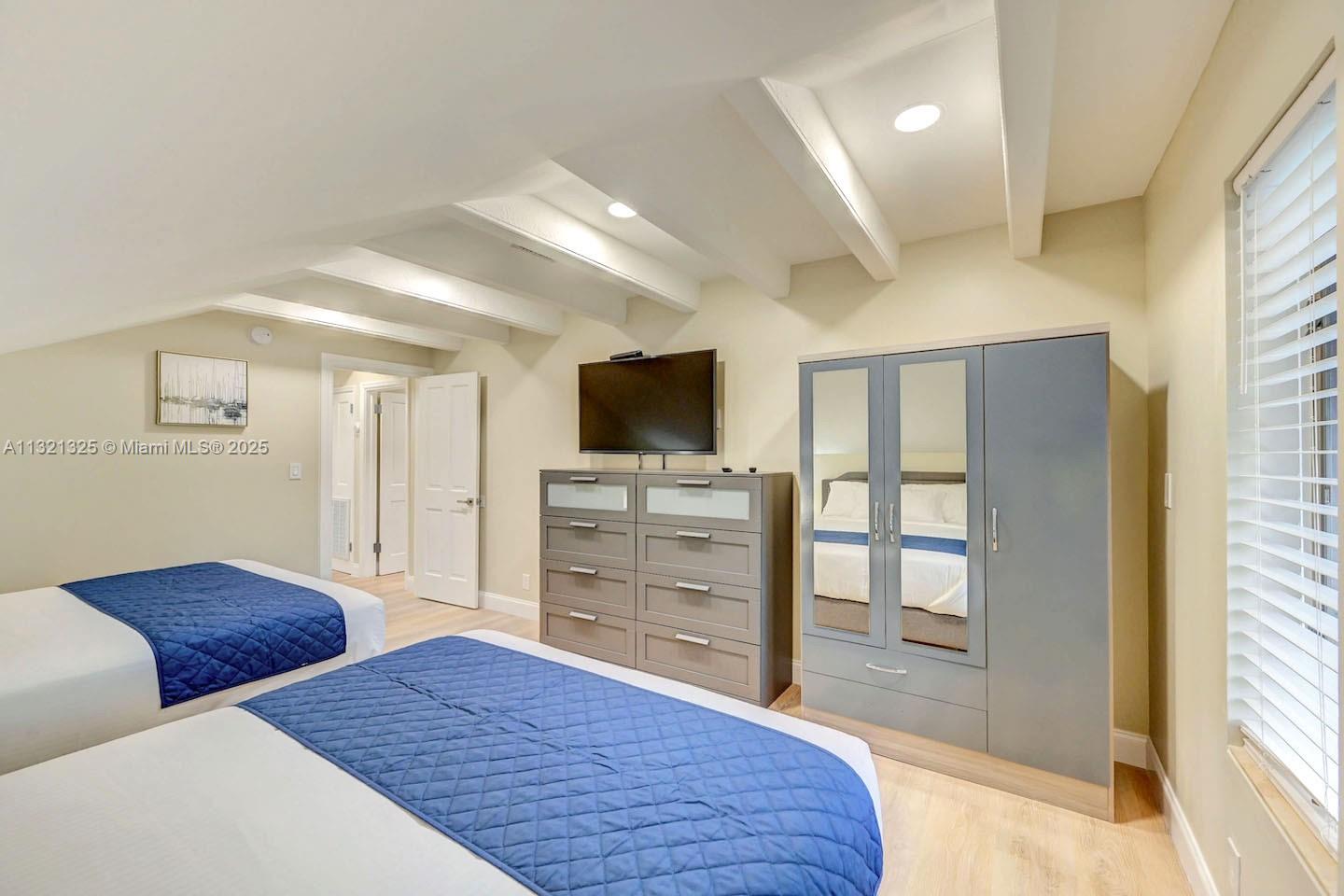 COUNTRY CLUB HOMES - Residential Lease