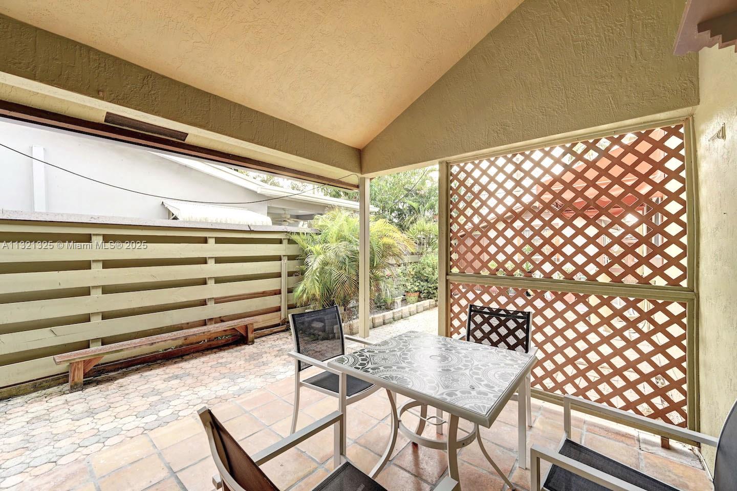 COUNTRY CLUB HOMES - Residential Lease