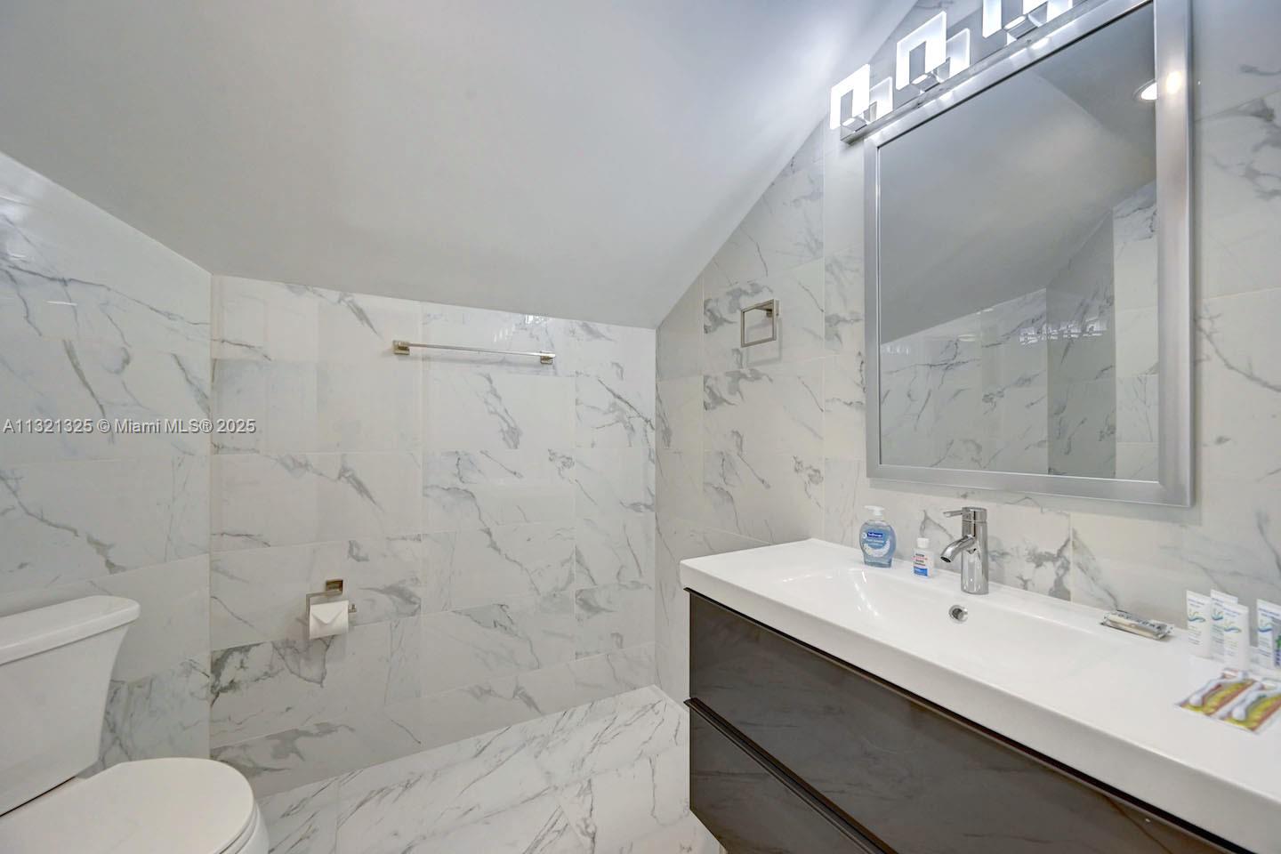 COUNTRY CLUB HOMES - Residential Lease