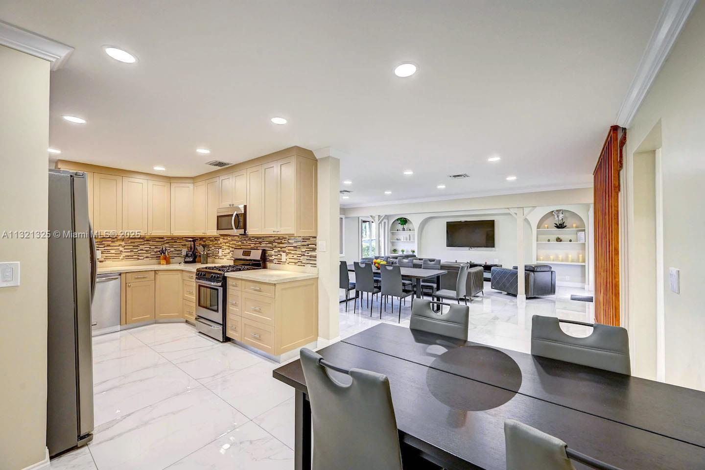 COUNTRY CLUB HOMES - Residential Lease