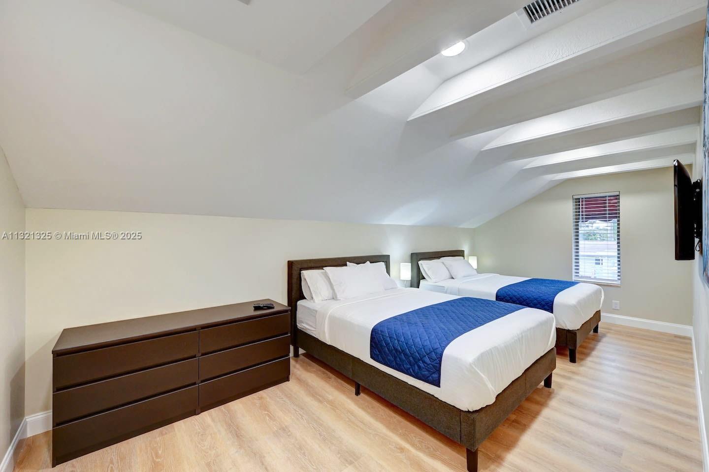 COUNTRY CLUB HOMES - Residential Lease