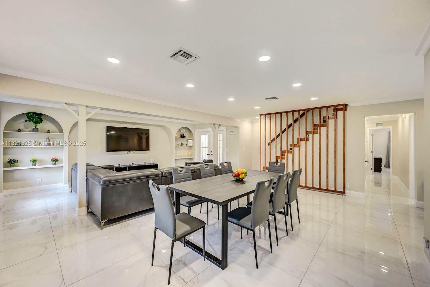 COUNTRY CLUB HOMES - Residential Lease