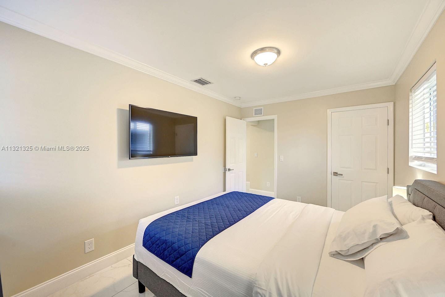 COUNTRY CLUB HOMES - Residential Lease