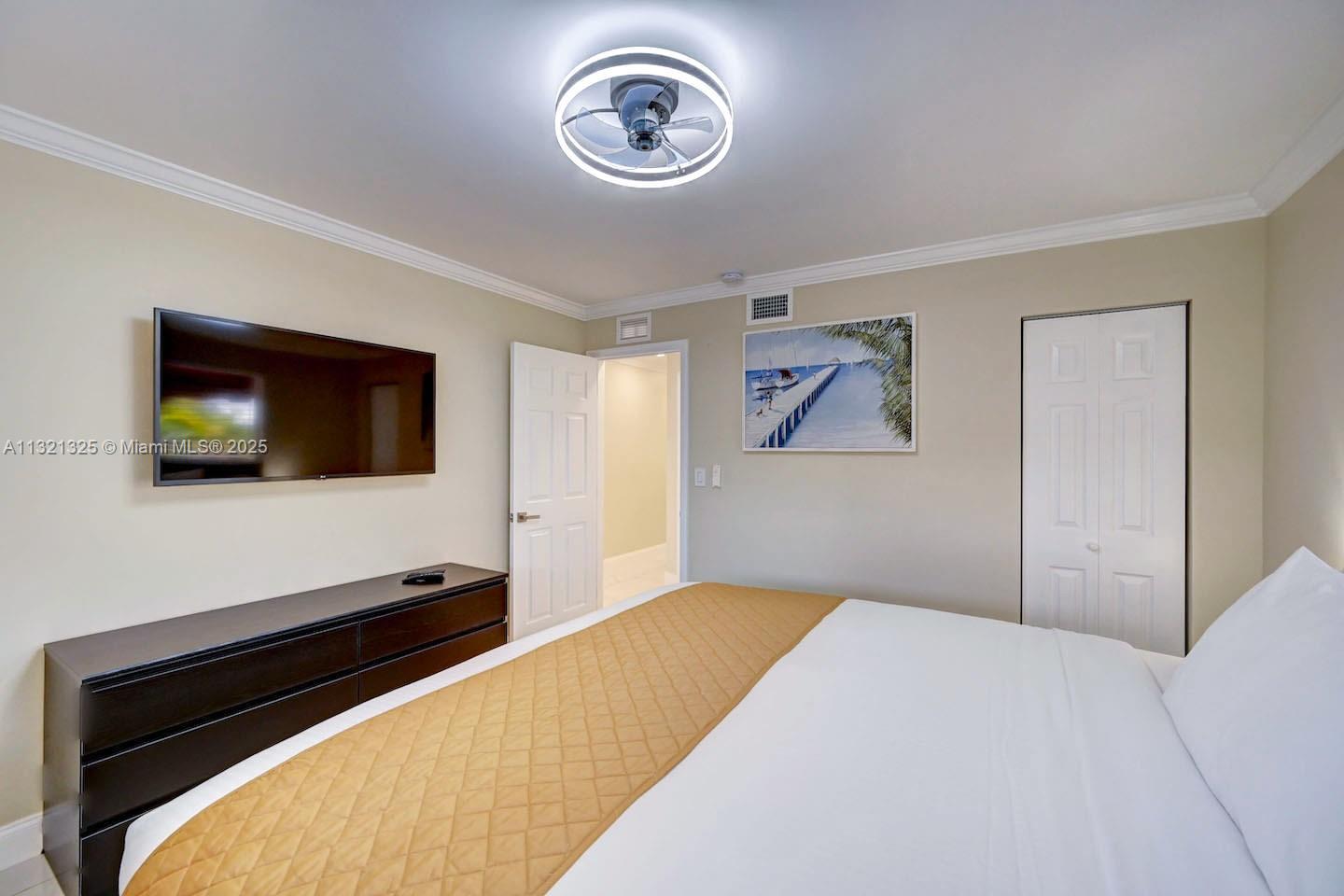 COUNTRY CLUB HOMES - Residential Lease